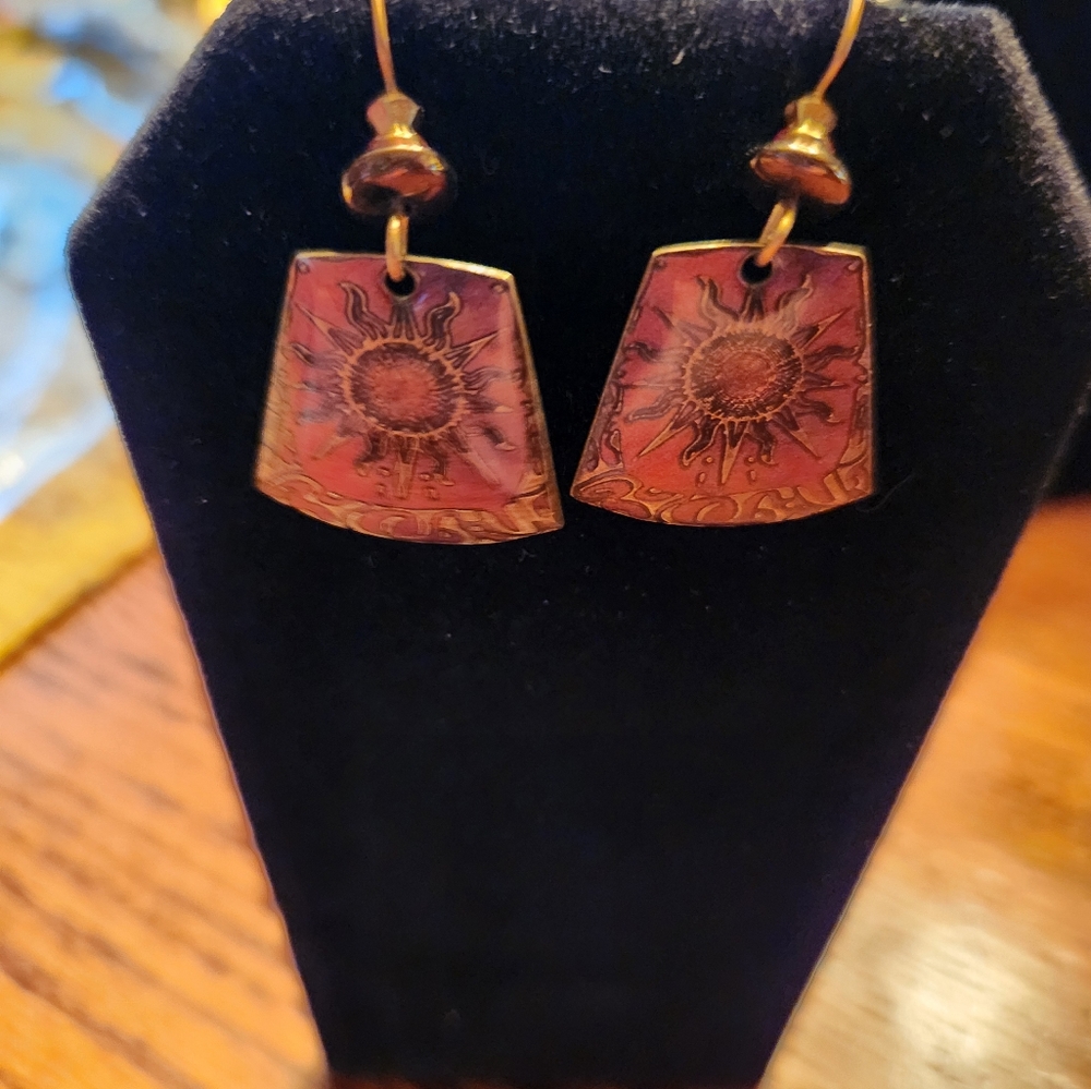 Gold earrings with punk flower pattern